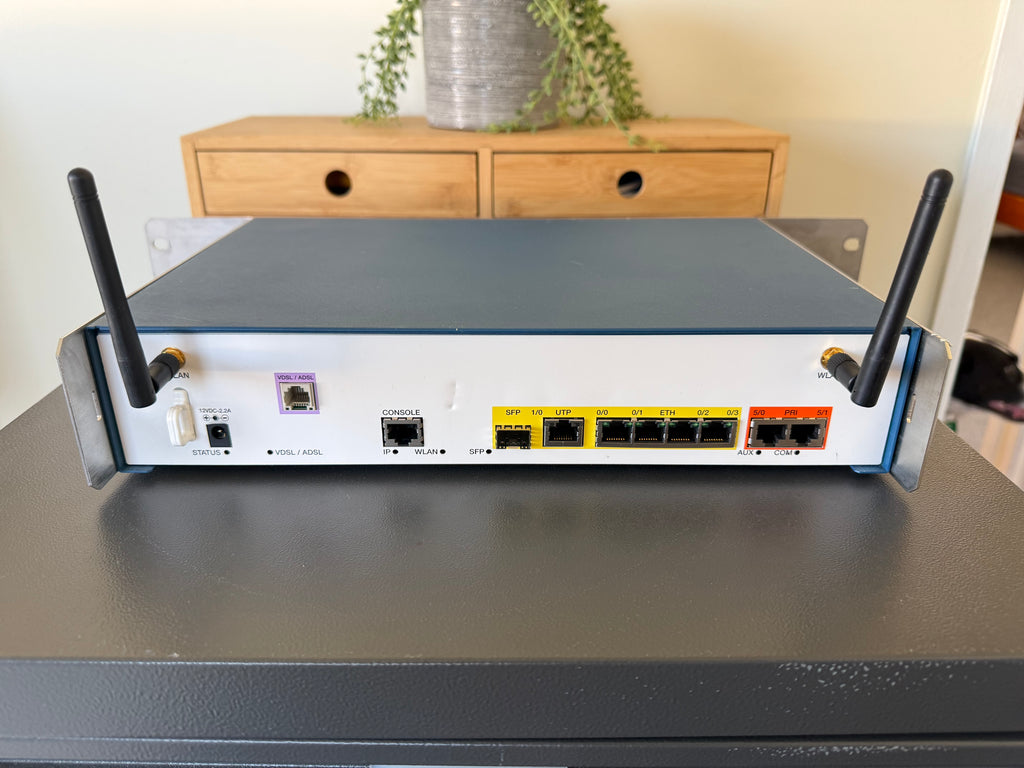 OneAccess Multi-Service Access Router | Blue / Grey | ONE700-2P AV2 Gb5TWn/a